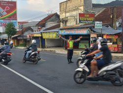 Personel Polsek Cisayong Polres Tasik Kota Polda Jabar, Gelar Pelayanan Pagi Dengan Pengaturan Lalu Lintas