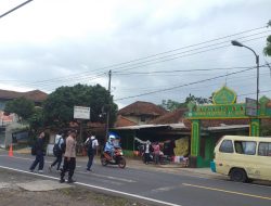 Strong Point Polsek Jamanis Polres Tasik Kota,  Melaksanakan Pelayanan Pagi dengan Menyebrangkan Anak Sekolah