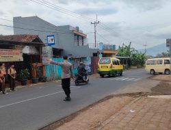 Strong Point Pagi Polsek Pagerageung Polres Tasik Kota, Bantu Penyeberangan Anak Sekolah dan Pengaturan Lalu Lintas