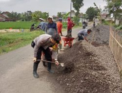 Bhabinkamtibmas Polsek Pagerageung Polres Tasik Kota, Gotong Royong dengan Warga, Pembetonan Jalan di Desa Sukapada