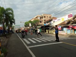 Personel Polsek Ciawi Polres Tasik Kota, Penjagaan dan Pengaturan Lalu Lintas Serta Menyeberangkan Anak Sekolah