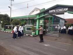 Polsek Cineam Polres Tasik Kota Polda Jabar Melaksanakan Pelayanan Masyarakat dengan Kegiatan Pengaturan lalu lintas