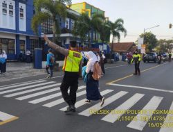 Strong Point Pagi Polsek Ciawi Polres Tasik Kota, Bantu Seberangkan Siswa Sekolah
