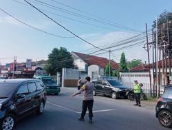 Anggota Polsek Tawang Polres Tasik Kota Polda Jabar, melaksanakan Pelayanan dan pengaturan lalu lintas Pagi hari