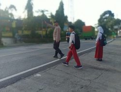 Strong Point Pagi Anggota Polsek Kadipaten Polres Tasik Kota, Lakukan Pengaturan dan Penyebrangan Anak Sekolah