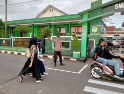 Polsek Cineam polres tasik kota Polda jabar melaksanakan pelayanan masyarakat dengan kegiatan penjagaan dan pengaturan lalu lintas