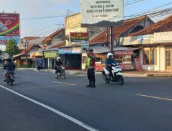 Tingkatkan Patroli Dialogis Polsek Cisayong Polres Tasik Kota Polda Jabar, melaksanakan pelayanan masyarakat pada jam masuk sekolah dan kantor