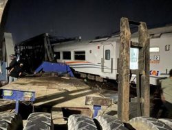 KA Brantas Jurusan Jakarta-Blitar Tabrak Truk Trailer di Semarang