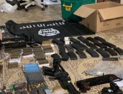 Densus 88 Antiteror Polri Sita 18 Senpi dan Bendera ISIS dari Terduga Teroris di Bekasi