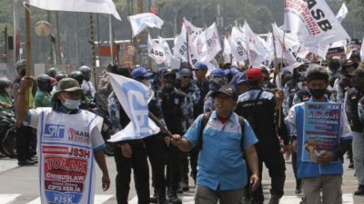 Ribuan orang dari aliansi serikat buruh melakukan aksi unjuk rasa di kawasan Patung Kuda Arjuna Wiwaha, Jakarta Pusat, Kamis (10/8/2023). Massa aksi menuntut Pembatalan dan Pencabutan Omnibus Law Undang-undang Nomor 6 tahun 2023 tentang Cipta Kerja, karena telah terbukti berdampak buruk bagi rakyat. 