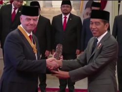 Presiden Jokowi Anugerahkan Bintang Jasa Pratama kepada Presiden FIFA Gianni Infantino