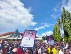 Arak-arakan Jenazah Lukas Enembe Ricuh, Massa Lempar Batu, Pj Gubernur Papua Terluka