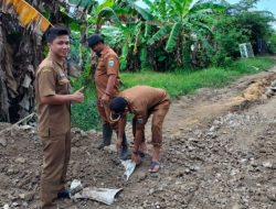 Kades Tanjungan bersama Perangkat Desa ajak Warga Gotong Royong Bersihkan dan Lebarkan Badan Jalan Poros Desa