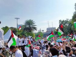 Peringati 100 Hari Genosida Gaza, Ribuan Massa Gelar Aksi di Depan Kedubes AS