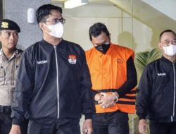 Pakai Rompi Oranye, Bupati Sidoarjo Resmi Ditahan KPK