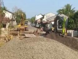 Jembatan Ambruk di Desa Pasir Eurih, Jalan Saketi – Labuan Tak Bisa Dilalui
