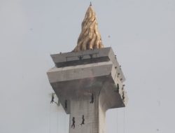 Teknik Rappelling Prajurit Kopassus Tampil Memukau dalam Gladi Bersih HUT ke-79 TNI di Monas