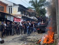 Diduga Dana Desa Diselewengkan, Puluhan Warga Desa Cipetir Kepung Kantor Desa, Tuntut Transparansi Anggaran