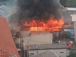 Sebanyak 13 Rumah Kontrakan di Klender Terbakar, 12 Unit Damkar Dikerahkan