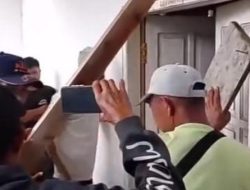 Ratusan Warga Segel Kantor Desa Padaluyu, Kecamatan Cikadu Kabupaten Cianjur