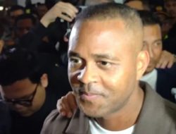 Patrick Kluivert Disambut Hangat Suporter Timnas Indonesia di Bandara Soekarno-Hatta