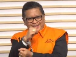 Tim Penyidik KPK Sematkan Rompi Jingga pada Hasto Kristiyanto