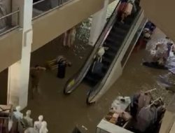 Banjir Melanda Kota Bekasi, Mal Mega Bekasi Tergenang Hingga Lantai Dasar