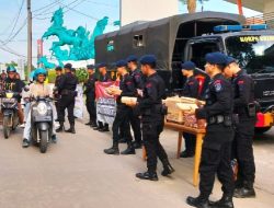Kompi III Batalyon B Pelopor Brimob Polda Banten Bagikan Takjil kepada Masyarakat di Jalan Raya Citra Maja