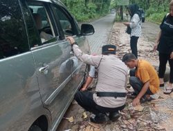 Kapolsek Malingping Polres Lebak Bantu Wisatawan Saat Ban Mobil Bocor
