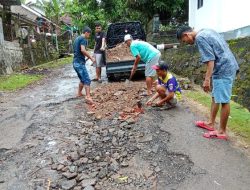 Soal Warga Rehab Jalan Poros Desa Lewat Swadaya, Kades dan Prades Malingping Utara Tak Tampak di Lokasi