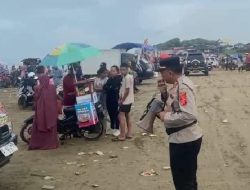 Kapolsek Malingping Polres Lebak Gunakan Pengeras Suara untuk Beri Himbauan di Pantai Bagedur