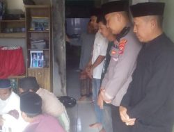 Kapolsek Jawilan Takziah ke Rumah Duka Petugas KPPS yang Meninggal Dunia Usai Bertugas
