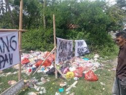 Tumpukan Sampah Cemari Jalan Raya Binuangeun, Warga Keluhkan Bau Tak Sedap