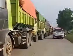 Parkir Liar Truk Besar di Badan Jalan Curugbitung Dikeluhkan pengguna jalan, Masyarakat Minta Penertiban