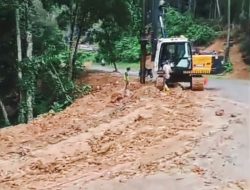 Tanah Berceceran Membahayakan di Jalan Proyek Miliaran Rehabilitasi Ruas Jalan Bayah – Batas Jabar