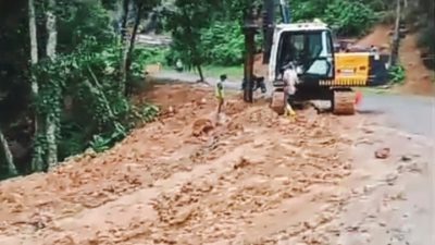 Tanah Berceceran Membahayakan di Jalan Proyek Miliaran Rehabilitasi Ruas Jalan Bayah – Batas Jabar