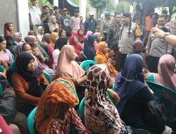 Kapolres Serang AKBP Condro Sasongko Menggelar Kegiatan Ngariung Iman Ngariung Aman bersama ema _ema warga Desa Cijeruk.