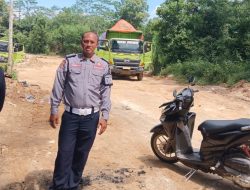 Petugas Dishub Banten pantau Kendaraan Angkutan Tambang  di lokasi  Galian.