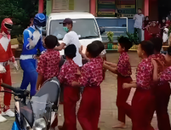 Ratusan Siswa SDN 1 Ciburuy Terkejut Adanya Super Hero (Spider-Man, Power Rangers) Bawa Program MBG