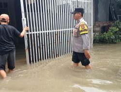 326 Warga Terdampak Banjir Kapolsek Cikande Berikan Bantuan