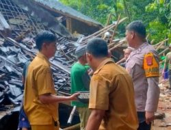 Cuaca Ekstrem Sebabkan Rumah Roboh, Polsek Maja Lakukan Pengecekan dan Evakuasi