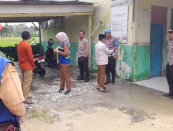 Kapolsek Cikeusal Gelar Baksos ke Warga Korban Banjir di Kp. Rangkas Panjang Kec. Cikeusal