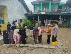 Kades Majasari Bersama Muspika Berikan Bantuan Kepada Terkena Dampak Banjir