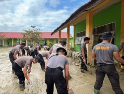 Personel BKO Sat Brimob Polda Banten Bersihkan Sekolah Terdampak Bencana di Aceh Utara
