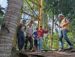 Giat Polsek Panggarangan Bersama Warga Sukajadi Gotong Royong Perbaikan Sementara Jembatan Gantung