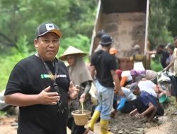 Gotong Royong “Ngahadean Jalan”  Anggota DPRD Banten Musa Weliansyah Turun Langsung Bersama Warga