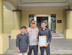 Kapolres Serang AKBP Andri Kurniawan memberikan penghargaan kepada Muhammad Nawawi, warga Desa Mekarbaru Kopo.