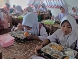 Ratusan Siswa SDN 1 Lebak Asih Menikmati Program MBG, Semangat Belajar Meningkat