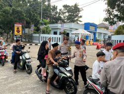 Bantu Pengendara yang Masih di Perjalanan Saat Waktu Berbuka, Polresta Tangerang Bagikan Takjil