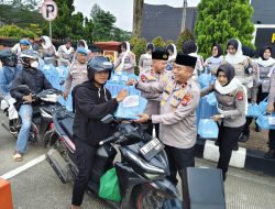 Dibulan Penuh Berkah, Kapolda Banten Berbagi Takjil untuk Pengguna Jalan